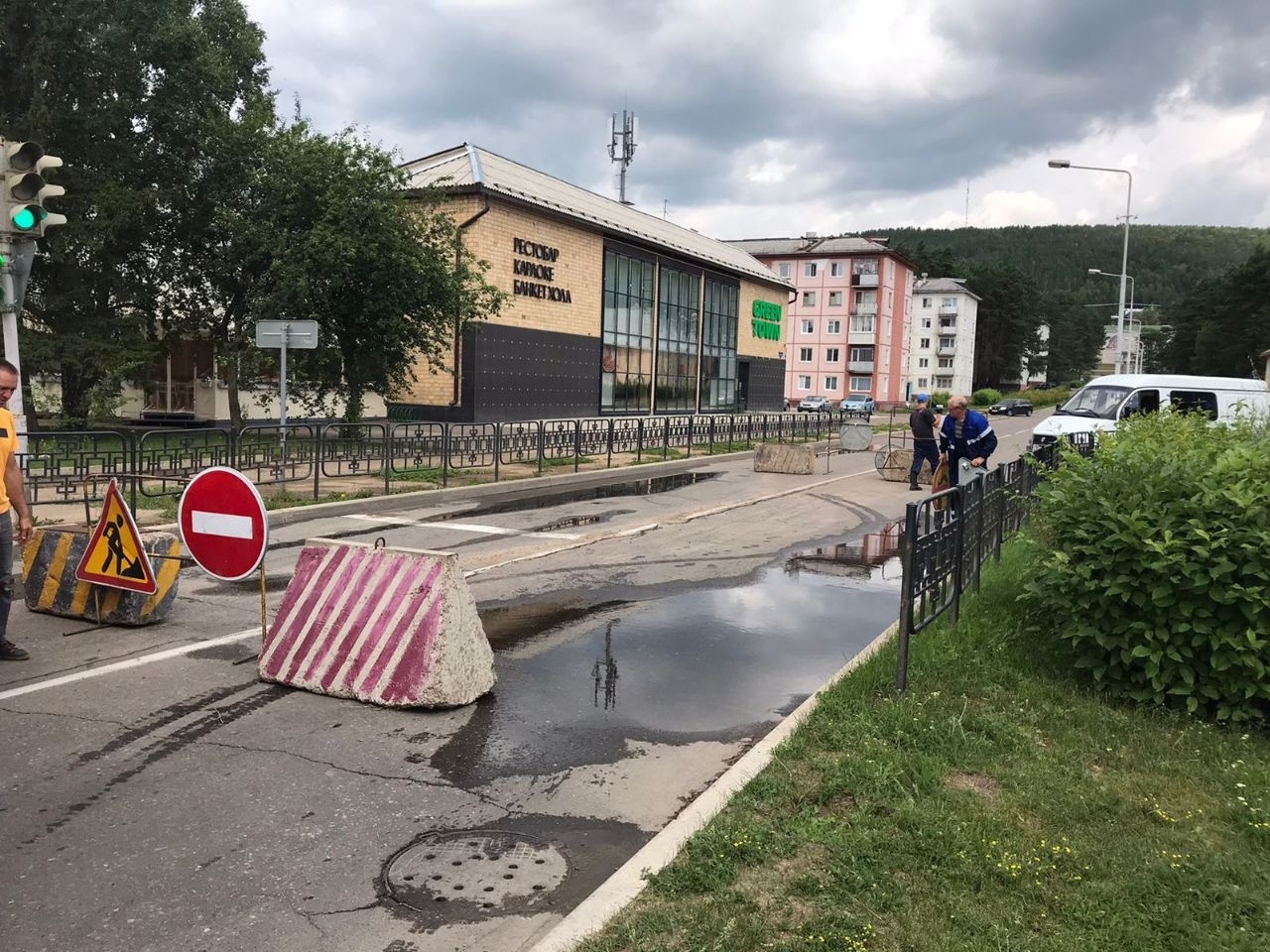 Муп тс зеленогорск. Улица мира. Перекрытие дороги. Улицы дорог. Район пятиэтажек.